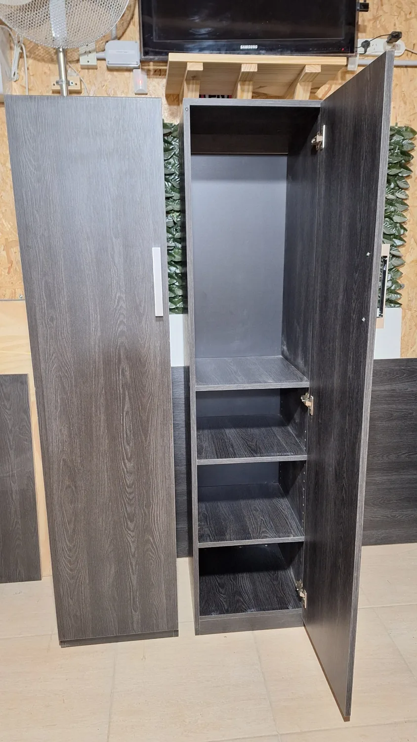 Placard gris con puerta