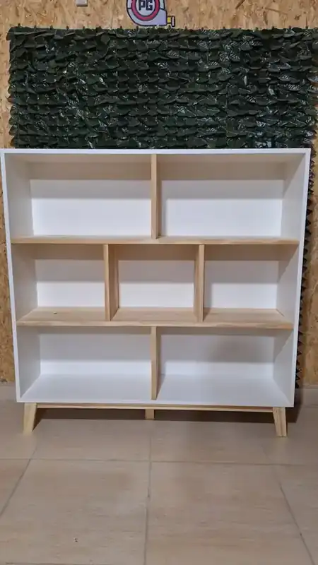 Biblioteca blanca y pino