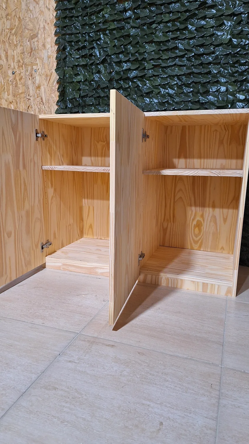 Mueble bajo de pino con 2 puertas