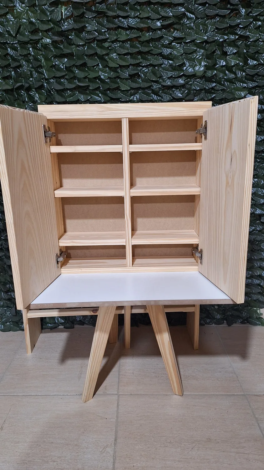 Alacena de pino con puertas