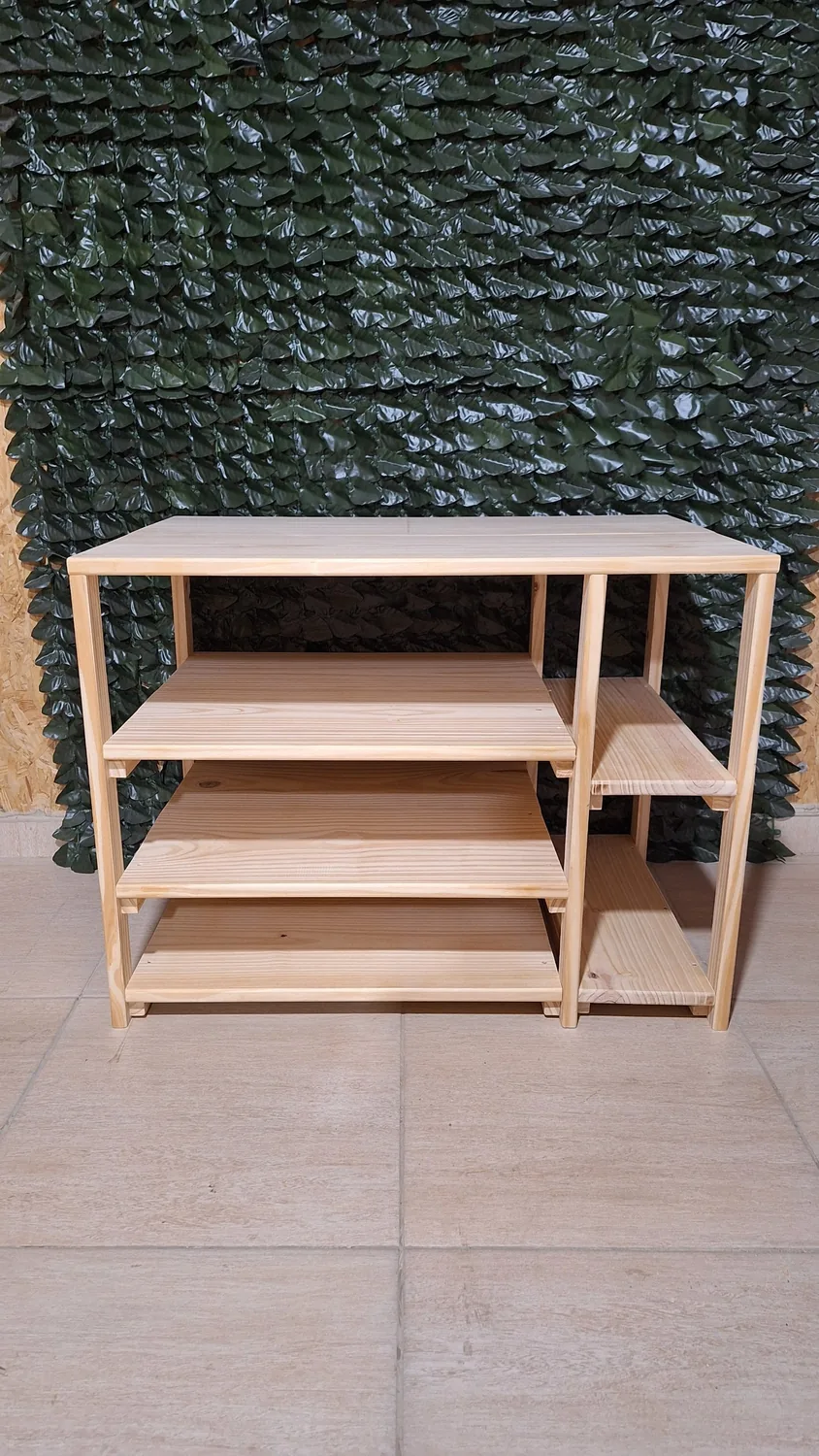 Mesa con estantes