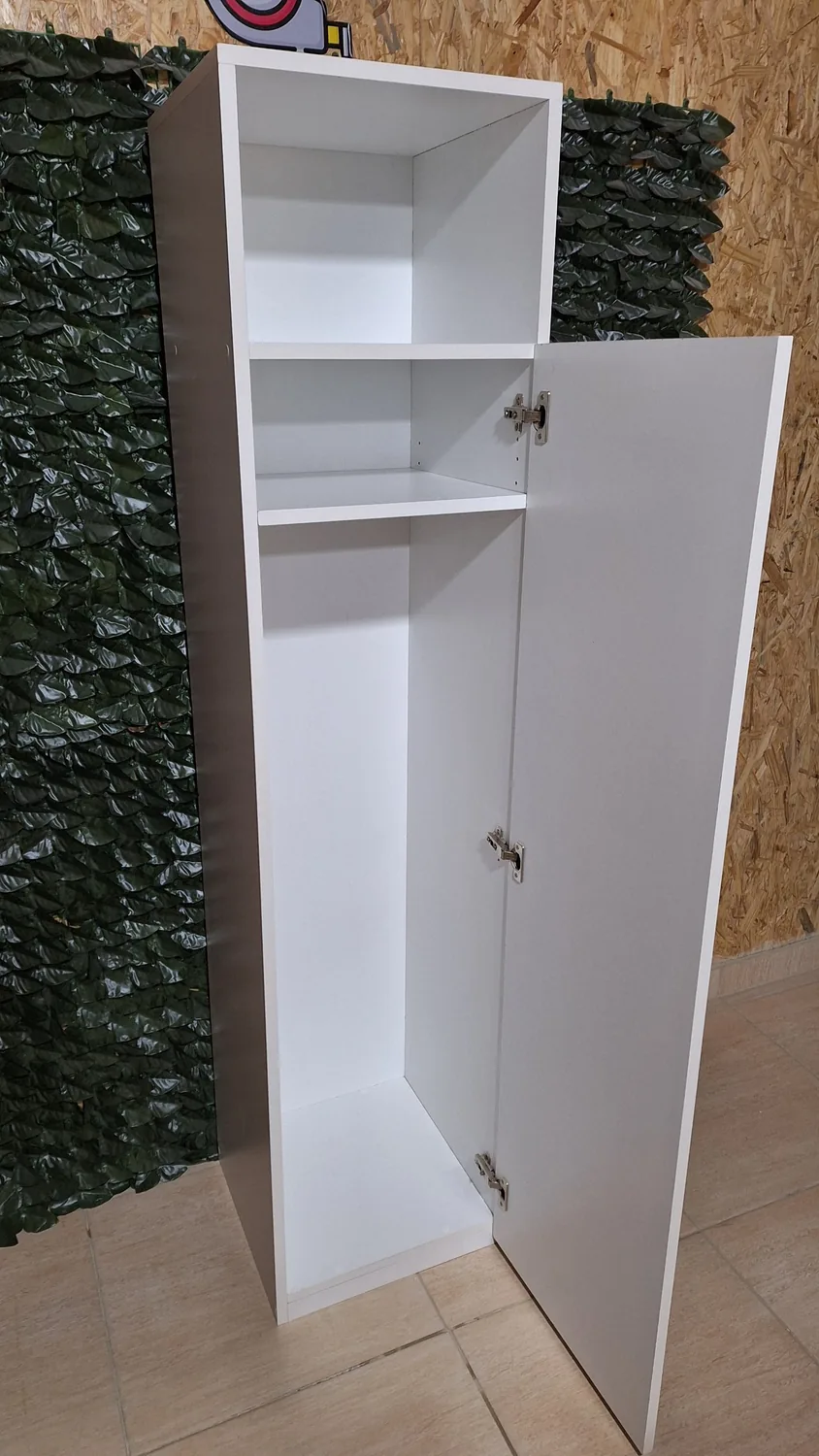 Columna blanca con puerta y estantes