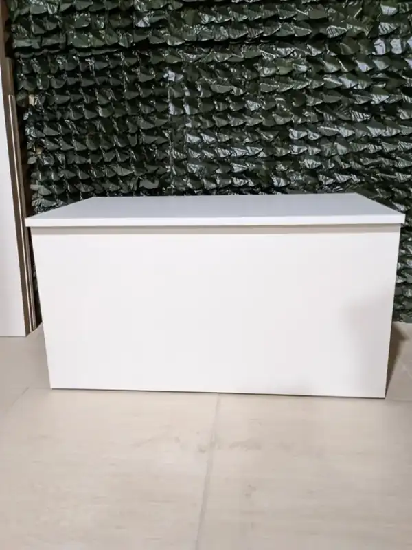 Baúl blanco rectangular con tapa