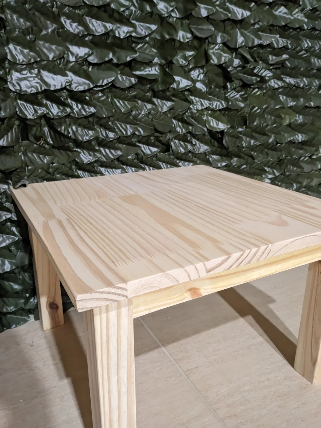 Mesa cuadrada de pino