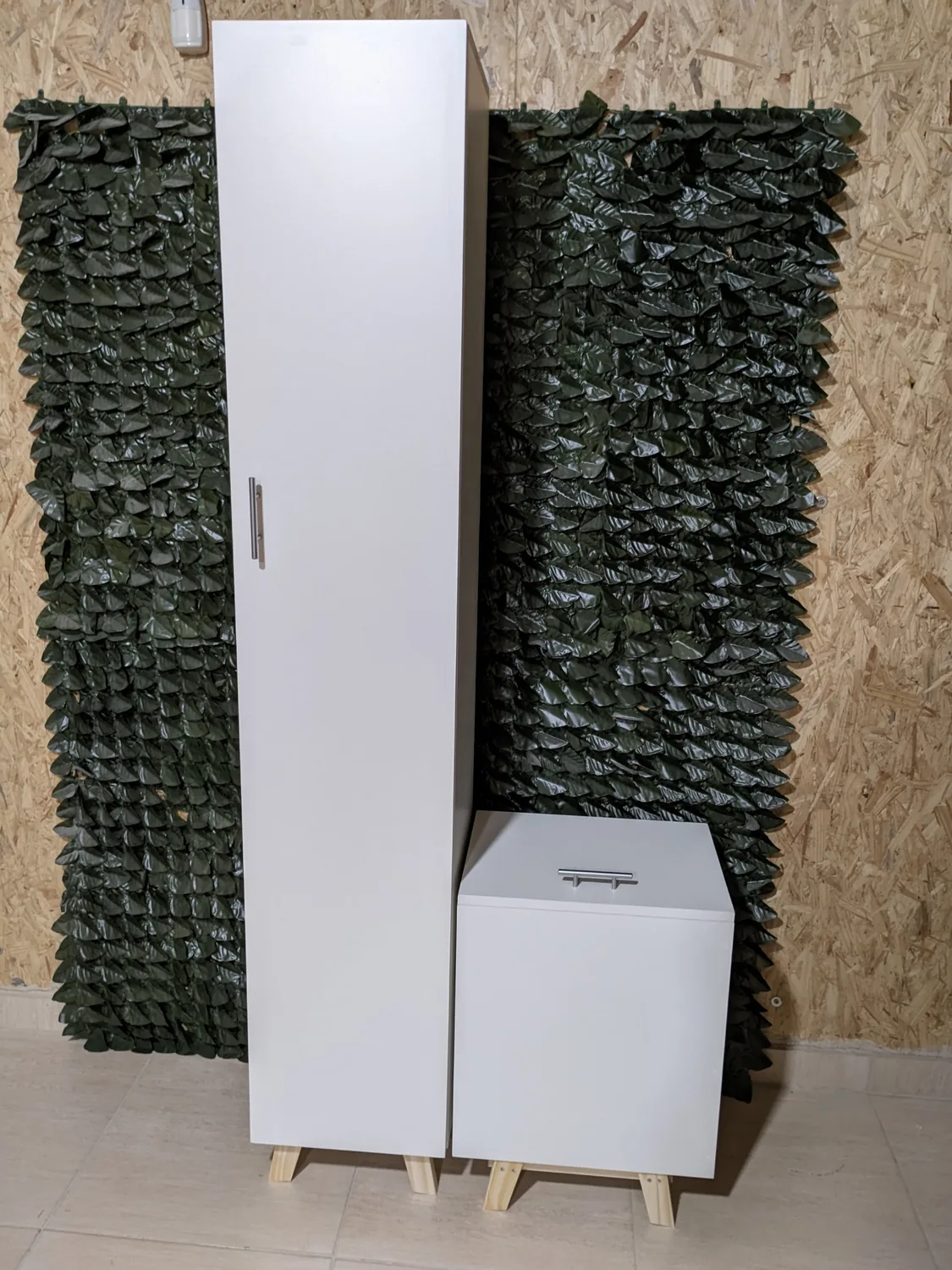 Columna blanca con puerta y cubo blanco con patas