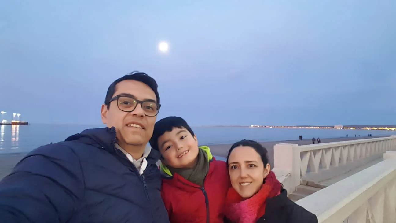 Equipo PG: foto familiar frente al mar