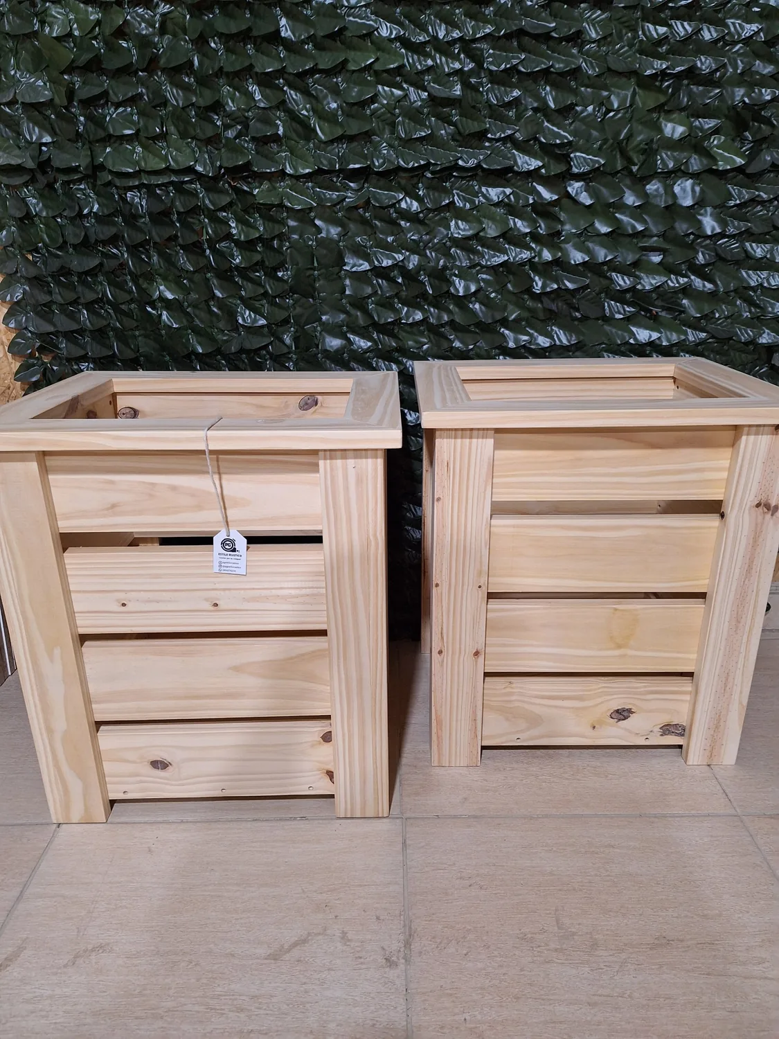 Dos cajones de pino con frente de tablas, abiertos arriba