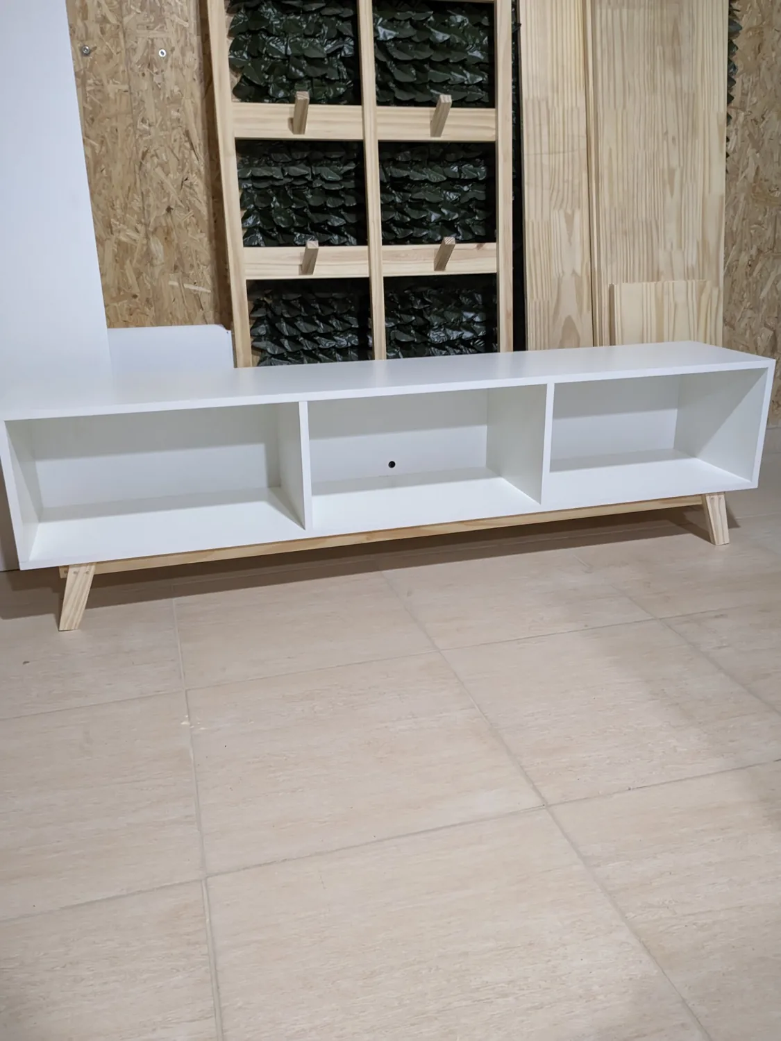 Mueble bajo para TV, blanco, con 3 compartimentos y patas