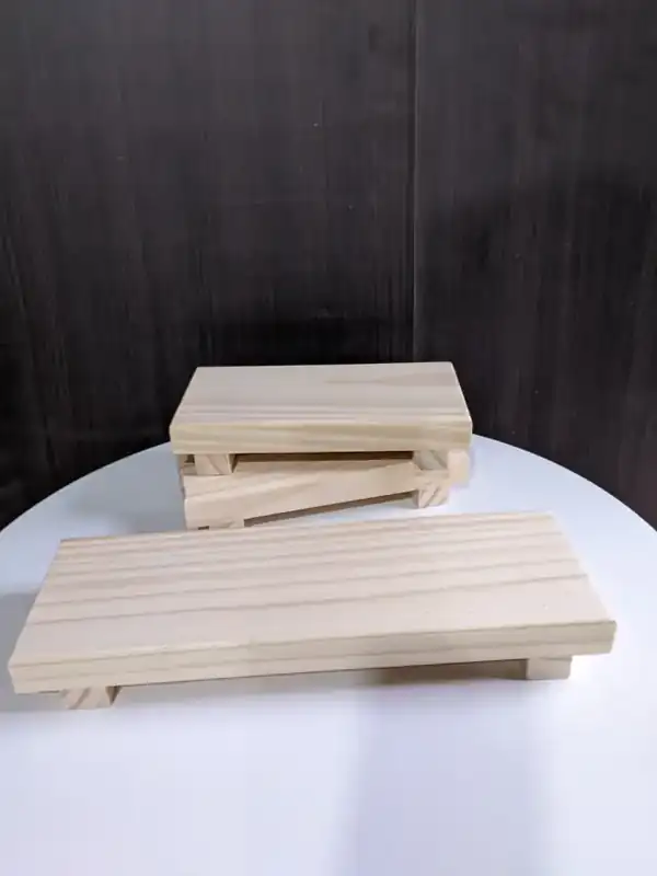 Bandejas bajas de pino con patitas