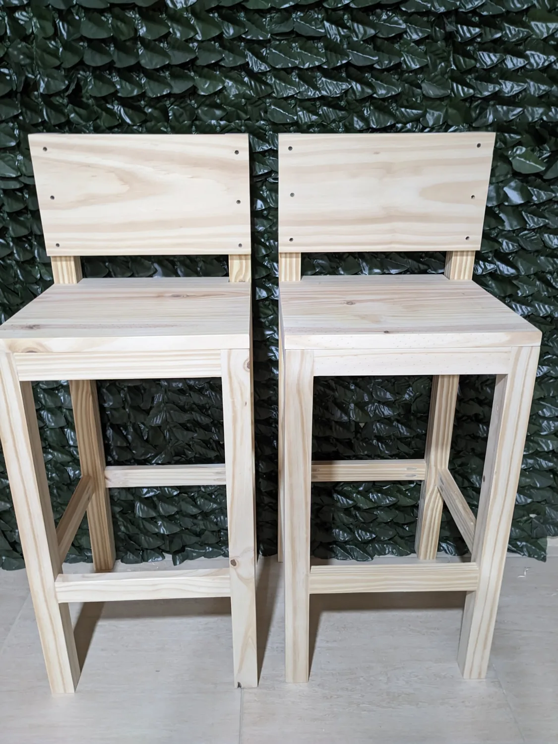 Dos banquetas altas de pino con respaldo