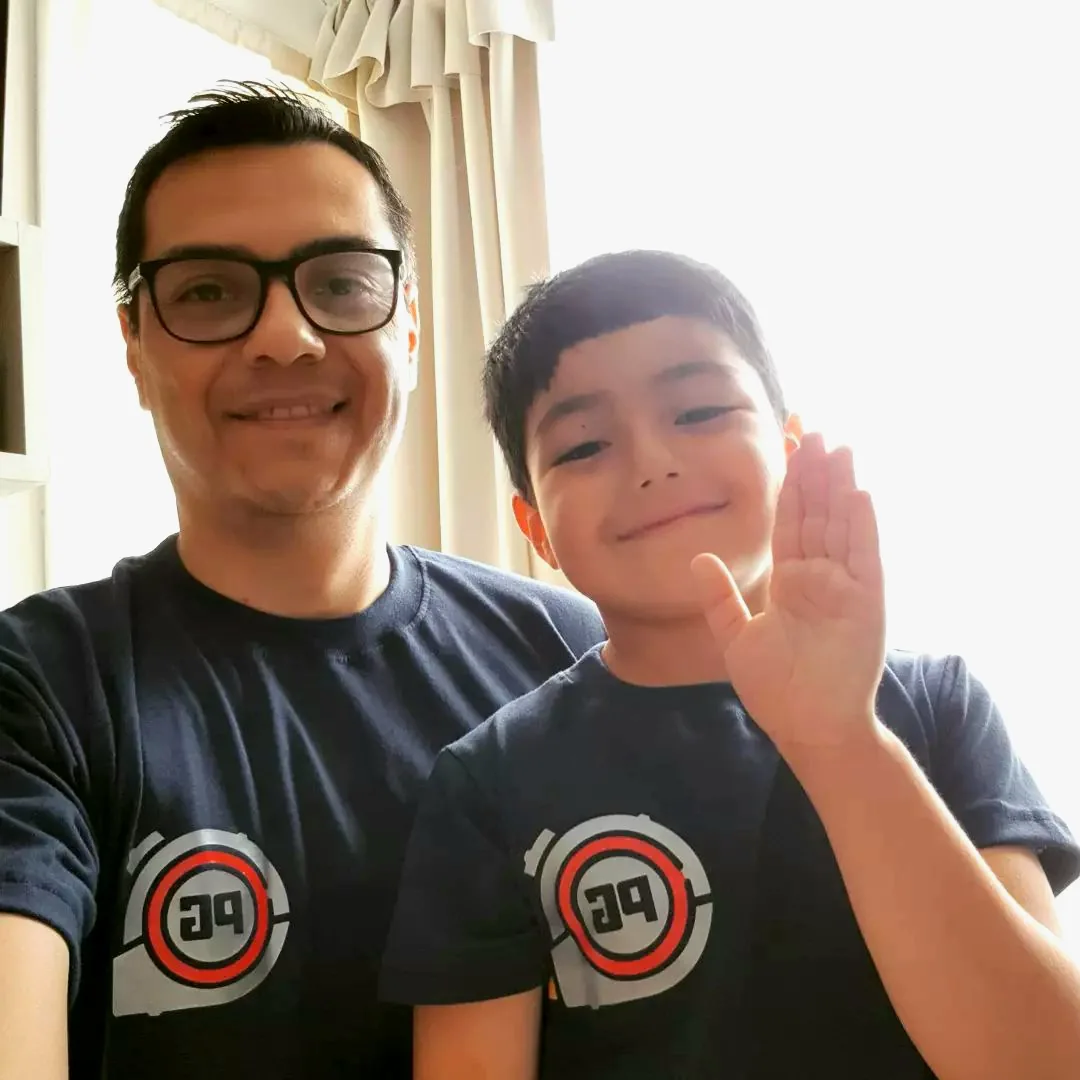 Equipo PG: foto con las remeras de PG