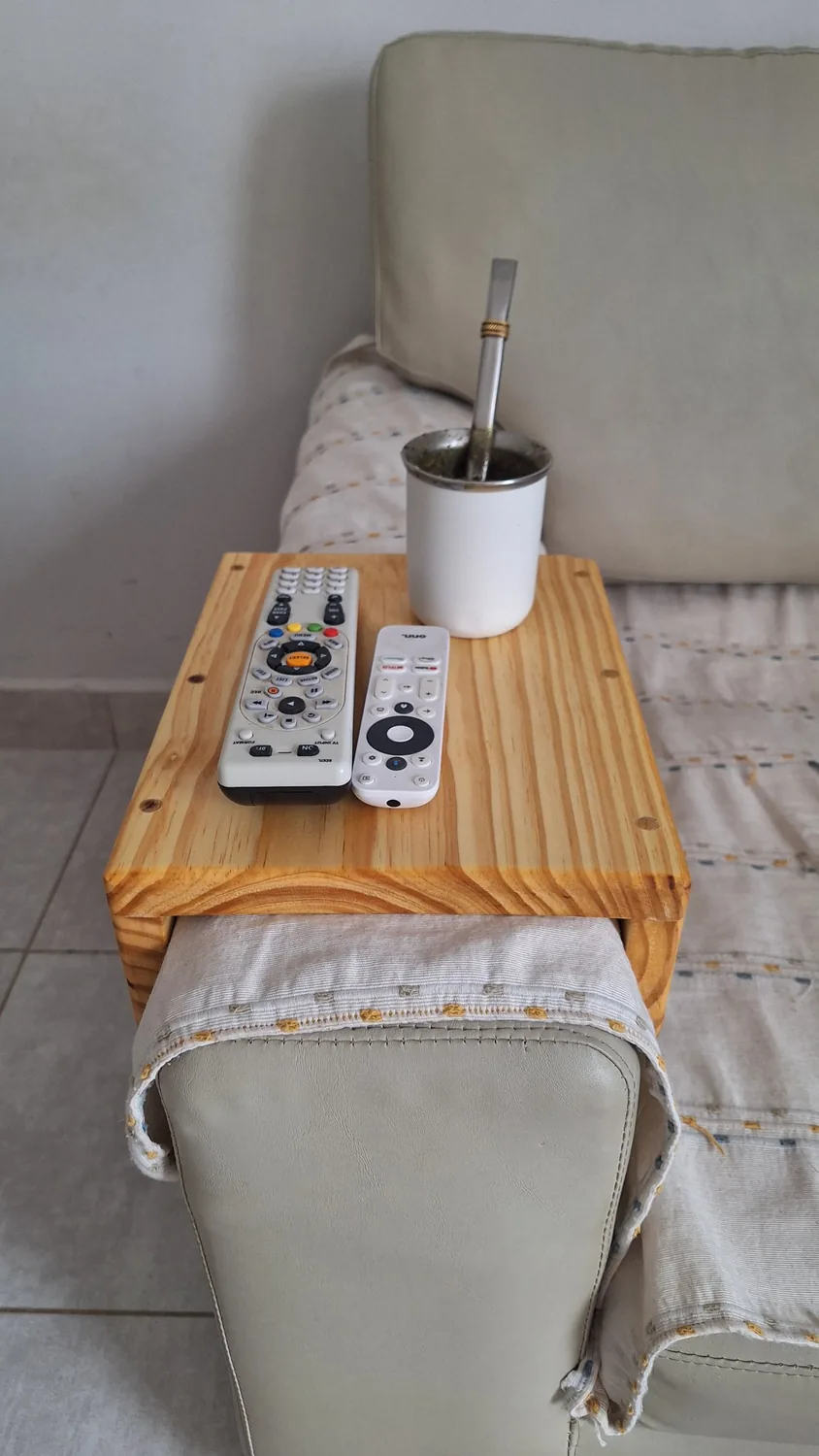 Bandeja de pino para el apoyabrazos del sillón (mate y controles)
