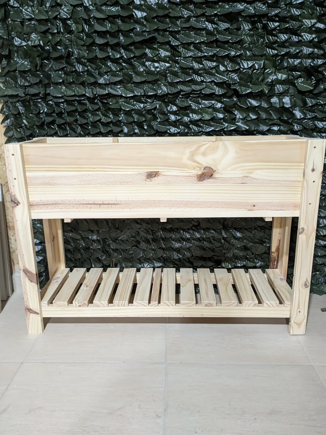 Mueble de pino con cajón arriba y estante de listones abajo