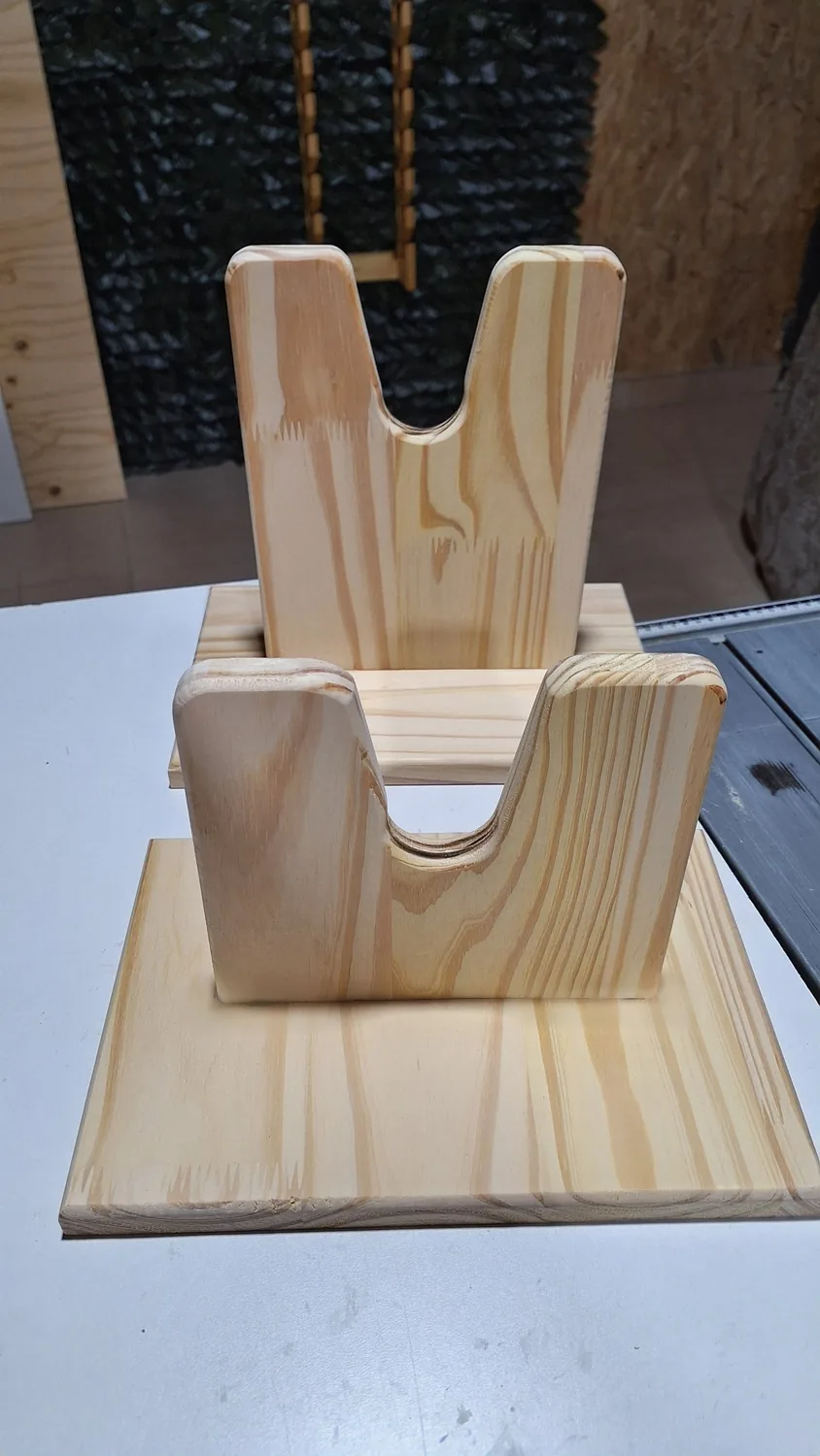Soportes de pino con muesca sobre base de madera