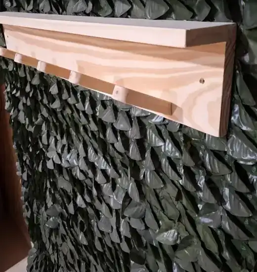 Perchero de pared con estante