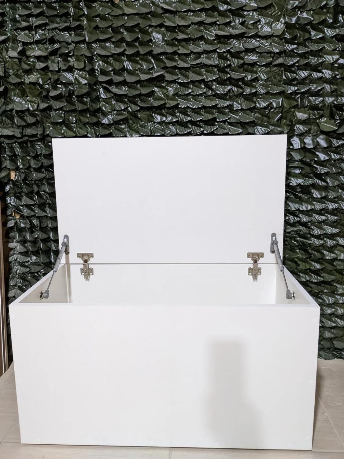 Baúl blanco con tapa abierta y bisagras