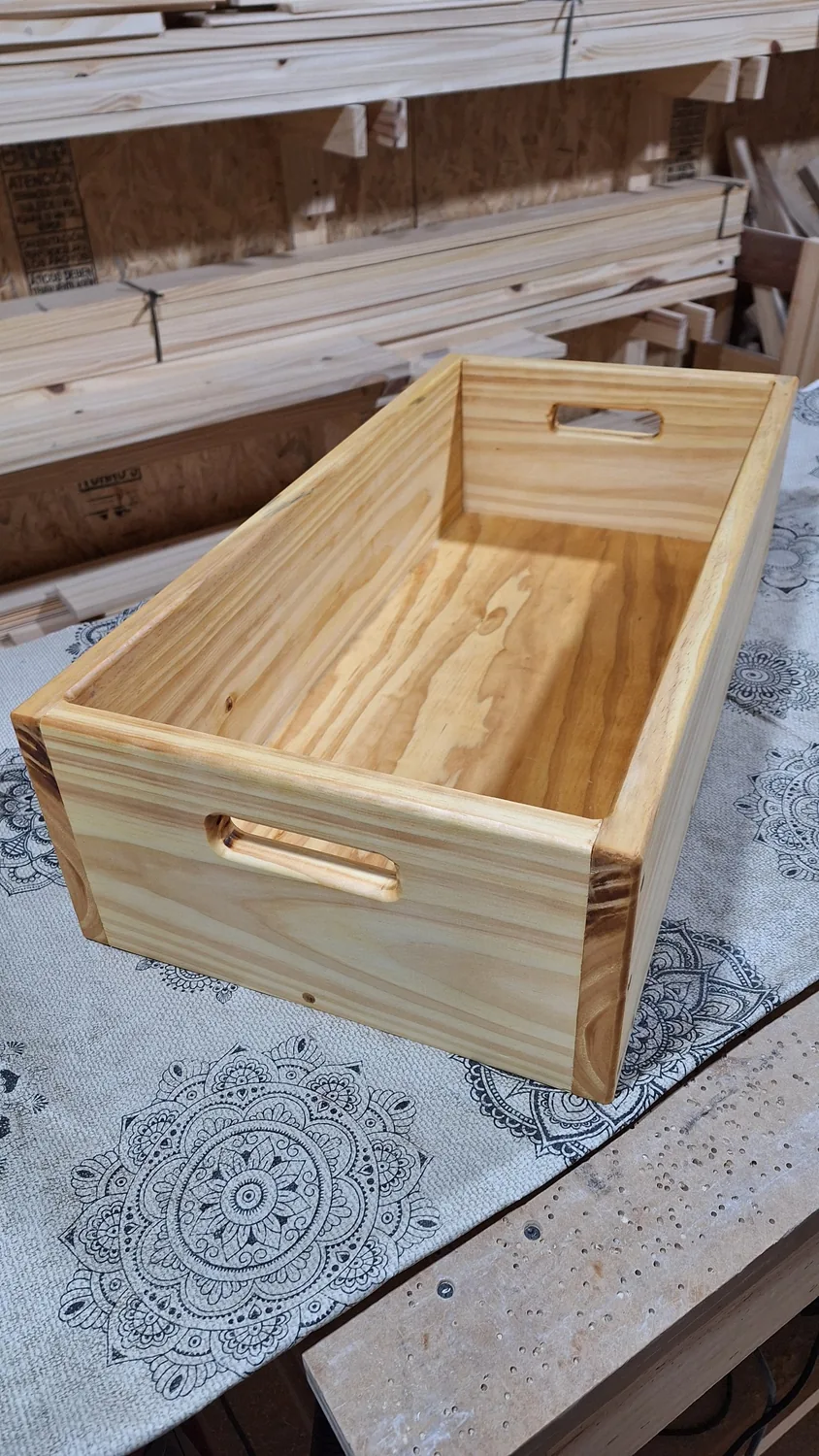 Cajón de pino con manijas