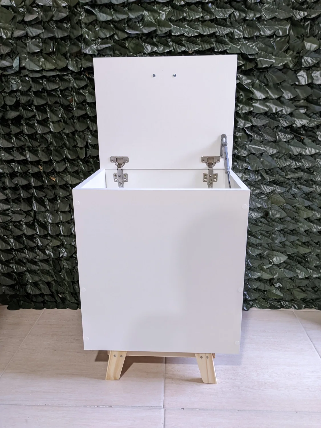 Cubo blanco con tapa con bisagras y patas de pino